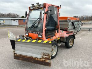 Redskapsbärare HOLDER C240 med frontlastare och skopa