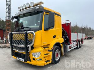 Lastbil med kran MERCEDES-BENZ 2543