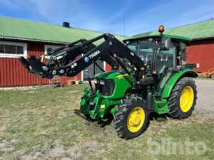 Traktor JOHN DEERE 5055 E med lastare och redskap