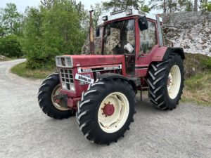 Traktor INTERNATIONAL 1056 AXL