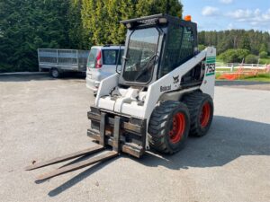 Kompaktlastare Bobcat 753 med flertalet redskap