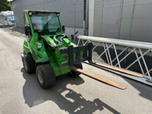Mini Kompaktlastare Avant 640 med redskap