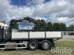 Växlarflak med kran Hiab 090