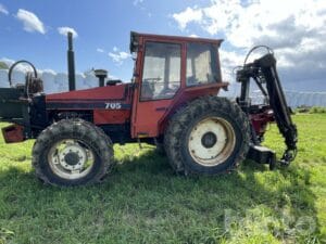 Traktor med sködare VALMET 705-4