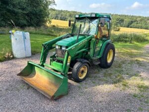 Kompakttraktor JOHN DEERE 4410 med lastare och skopa