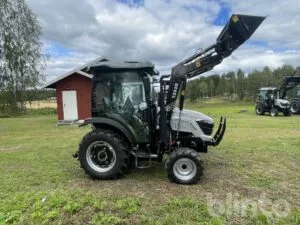 Traktor med lastare LANDTRAC 4WD