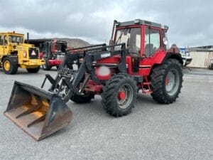 Traktor m. Forntlast INTERNATIONAL 844 AXL