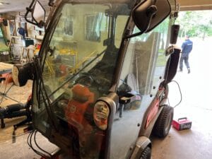 Kompakttraktor Huskqvarna P525D med hytt