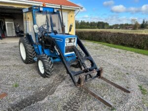 Lastartraktor Ford 1900 med redskap & tippvagn