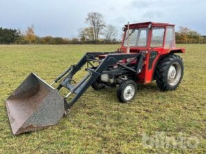 Traktor med redskap MASSEY-FERGUSSON 135