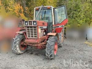 Traktor INTERNATIONAL 886 4X4