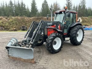 Traktor med lastare VALTRA A85-4