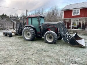 Traktor med skogsvagn VALTRA A75-4