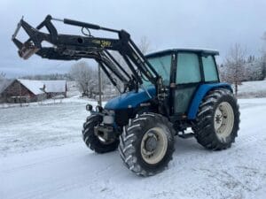 Traktor med lastare 4WD NEW HOLLAND 6635 4WD