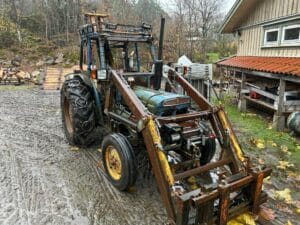 Traktor många redskap