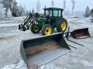 Traktor John Deere 5400 4WD med lastare och redskap