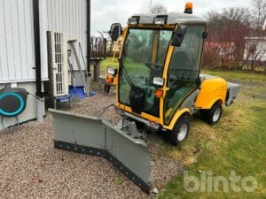 Midjestyrd redskapsbärare 4WD Stiga Titan 740DCR