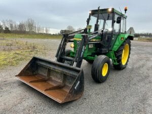 Traktor med lastare JOHN DEERE 2030 HI-LO