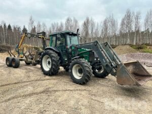 Traktor med skogsvagn VALMET 800