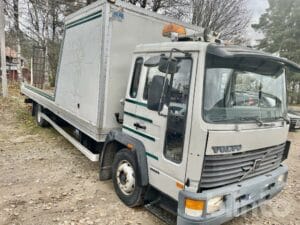 Maskinlastbil VOLVO FL612 4X2 med ramper