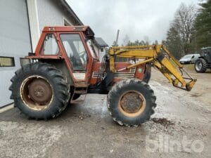Fyrhjulsdriven traktor Fiat 880 DT 5