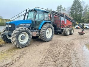 Traktor NEW HOLLAND TM 125 4WD Skogsvagn
