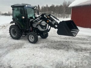 Traktor med lastare och skopa Landtrac 254 Cabin 4WD