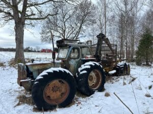 Traktor med skogsvagn FORD COUNTRY SUPER 4