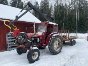 Skogsekipage Traktor med kran och timmerkärra