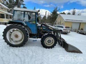 Jordbrukstraktor Ford 4610 4WD med lastare och redskap