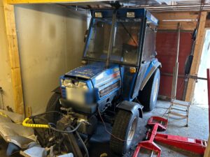 Traktor ISEKI 530 med plog Reparationsobjekt
