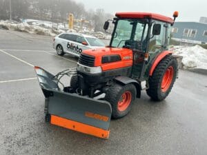 Traktor Kubota L5030 med plog och spridare