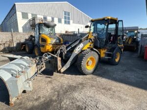 Kompaktlastare med redskap JCB 409 T4