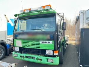 Kranbil / brädgårdsbil VOLVO FL 10 4X2