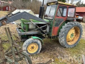 Traktor + redskap JOHN DEERE 2020