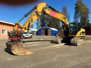 Bandgrävare CAT 323D med redskap