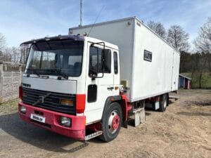 Lastbil med bodel VOLVO FL612 4X2