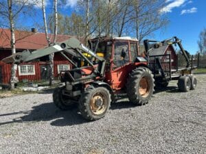Traktor och skogsvagn VALMET 604-4