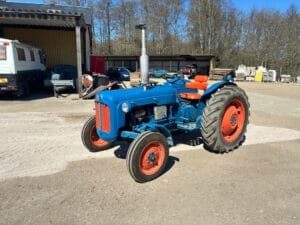 Traktor av äldre modell FORDSON DEXTA