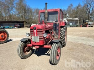 Traktor av äldre modell BM VOLVO 350