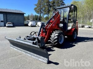 Kompaktlastare med plog Flexitrac 1226