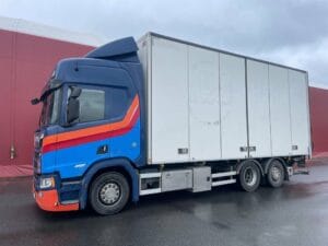 Skåplastbil V8 SCANIA R520B6X2*4NB