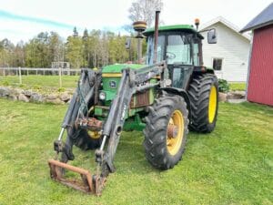 Traktor JOHN DEERE 3140 MFWD