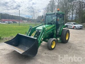 Kompakttraktor John Deere 4066 R med lastare och skopa