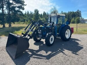 Traktor med Tillbehör NEW HOLLAND 45-66/3435