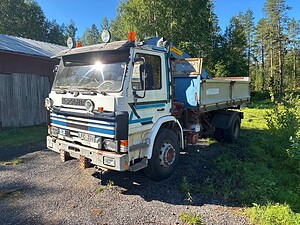 Lastbil med tippflak och kran SCANIA P82H 4X2 42