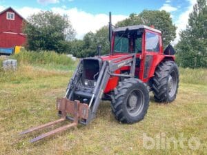 Traktor Massey Ferguson 590