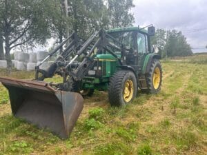 Jordbrukstraktor med redskap JOHN DEERE 6210
