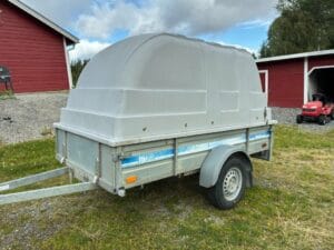 Personbilssläp med kåpa TIKI C211