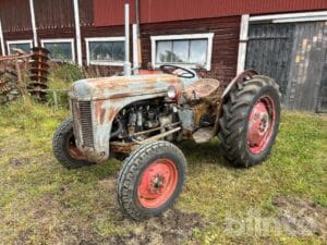 Traktor veteran Massey Fergusson Grålle